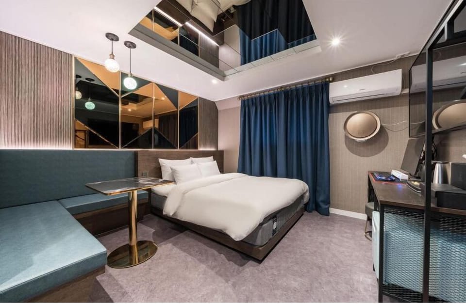 B - Deluxe Double Room, 1 Queen Bed, Non Smoking | Desk, laptop workspace, free WiFi, bed sheets