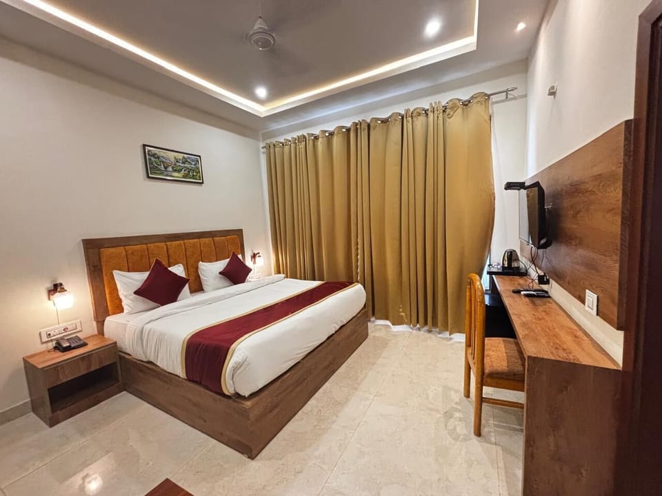 Deluxe Double Room, Mountain View | Desk, free WiFi