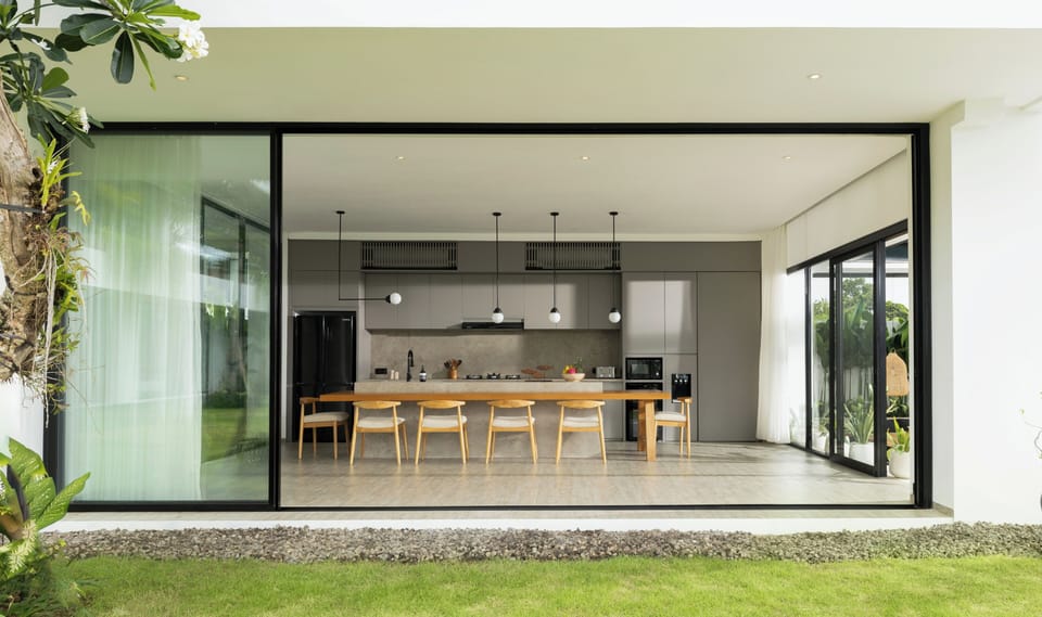 Family Villa, 6 Bedrooms, Pool View | In-room dining