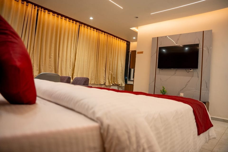 Grand Studio Suite, Sea View | Laptop workspace, WiFi (free)