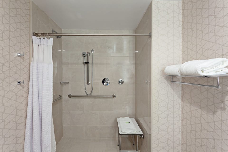 Combined shower/tub, free toiletries, hair dryer, towels