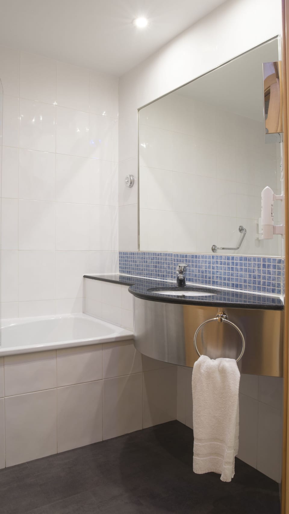 Standard Room (Free Breakfast) | Bathroom | Deep soaking tub, hair dryer, bidet, towels