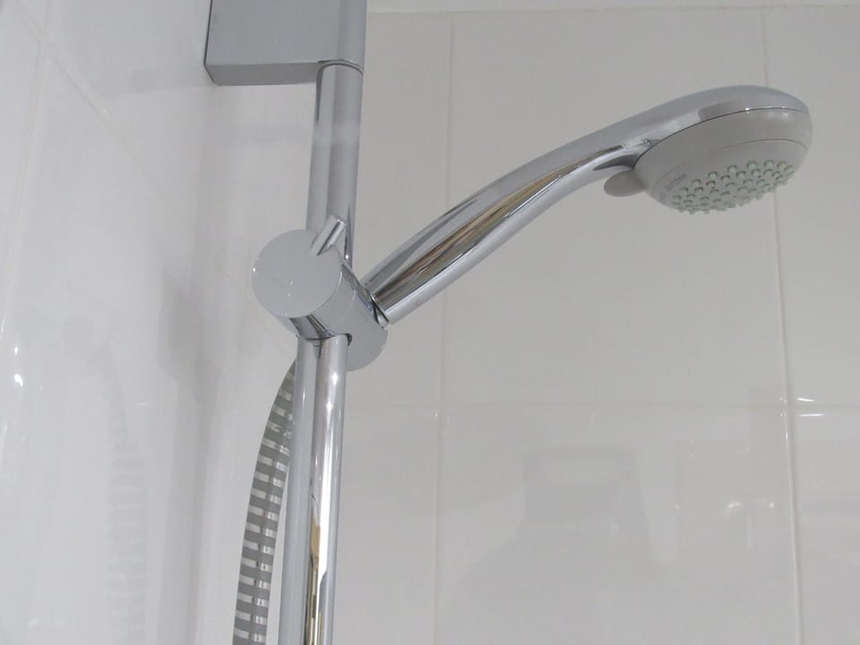 Deep soaking tub, hair dryer, bidet, towels