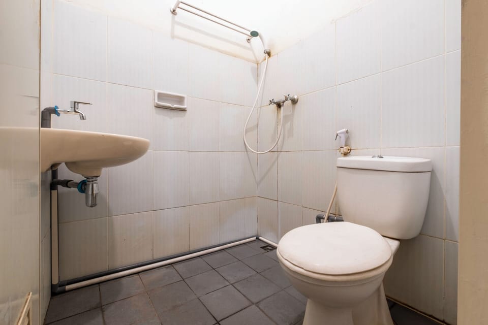 Deluxe Double Room | Bathroom | Shower, free toiletries, towels, soap