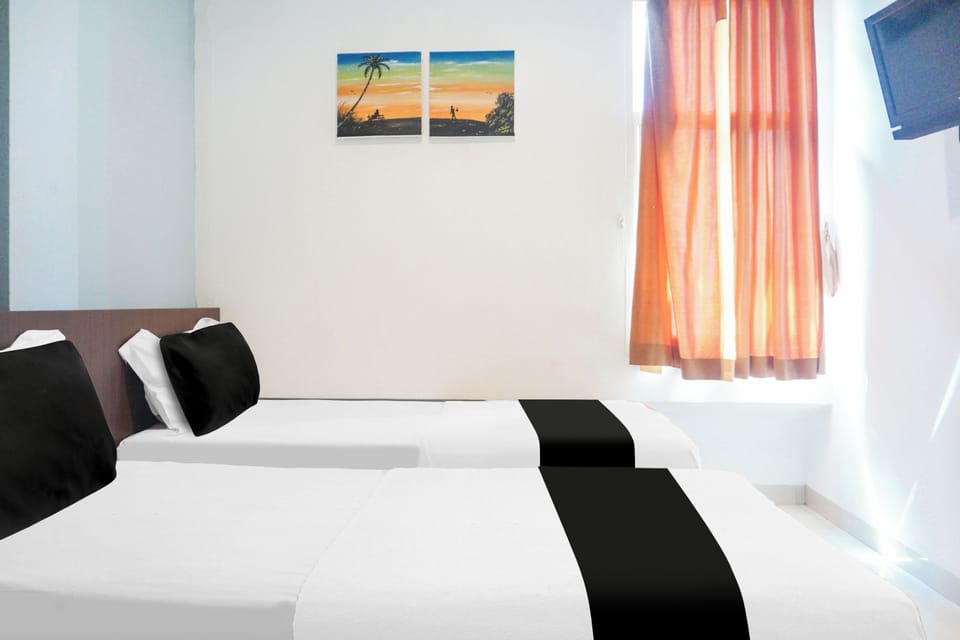 Deluxe Twin Room | Laptop workspace, WiFi (free), bed sheets