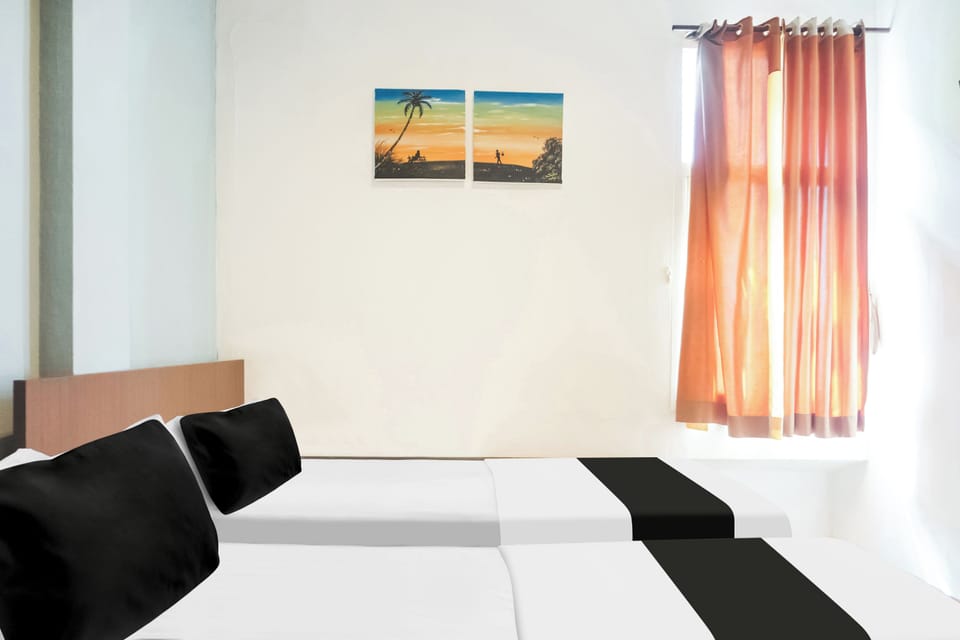 Deluxe Twin Room | Laptop workspace, WiFi (free), bed sheets