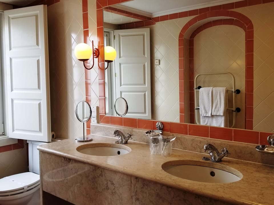 Suite | Bathroom | Combined shower/tub, hair dryer, bidet, towels