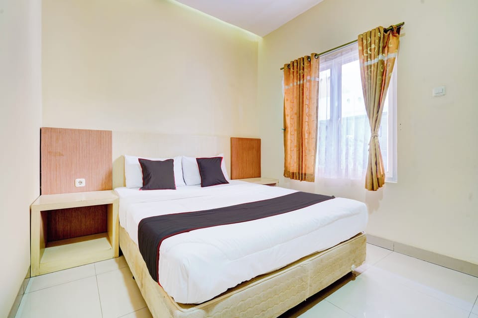 Deluxe Double Room | Laptop workspace, free WiFi, bed sheets