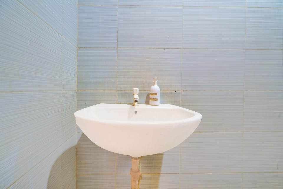 Shower, rainfall showerhead, free toiletries, towels