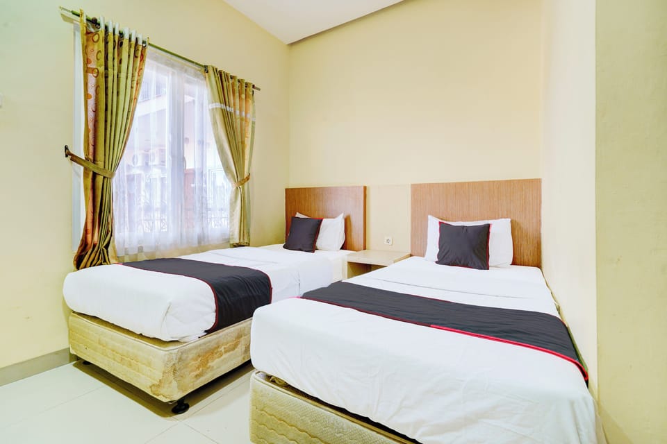 Deluxe Twin Room | Laptop workspace, free WiFi, bed sheets