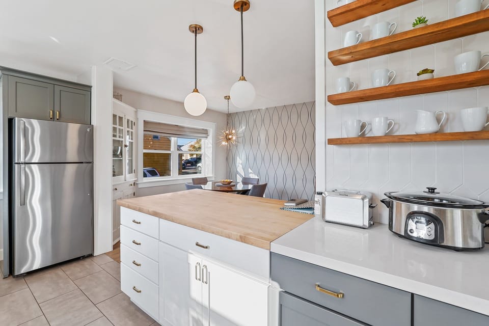 The fully equipped kitchen has  everything you need for any meal, from quick breakfasts to family dinners.