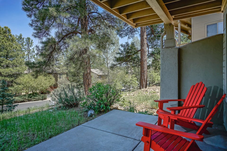 Stunning Balcony and Patio: Unwind with a glass of wine as you savor the refreshing Flagstaff breeze and enjoy the tranquility of a peaceful, wooded backdrop.