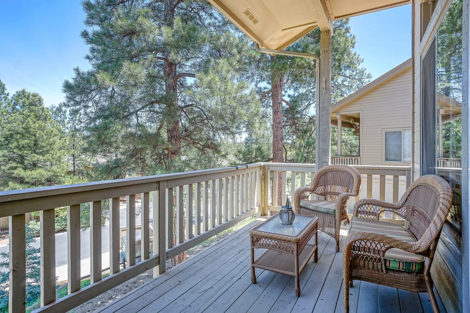 Nestled in the peaceful Mountain Oaks subdivision, just a short stroll from Flagstaff Country Club, this beautifully designed townhome combines comfort, convenience, and natural beauty.
