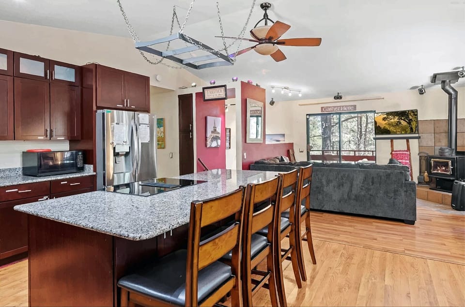 Lovely kitchen with 4 barstool seats
