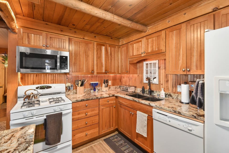 Full kitchen, perfect for holidays!