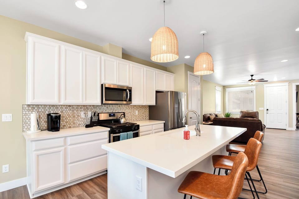 Cooking is a breeze with this well-equipped kitchen!