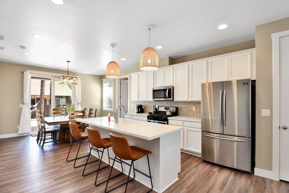 Fully-Equipped Kitchen: Fully stocked with stainless steel appliances, a Keurig, toaster, and even a bread maker.