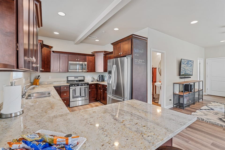 Fully Equipped Kitchen: Everything you need to effortlessly cook and serve a wide variety of meals.