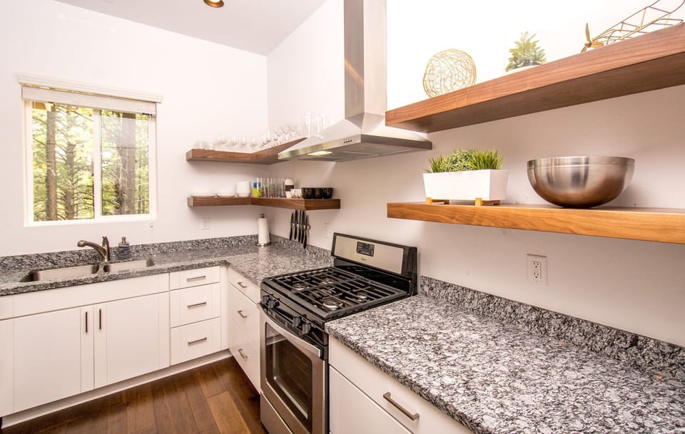 Fully Equipped Chef's Kitchen: Granite countertops, stainless steel appliances, and all the tools needed to prepare and enjoy incredible home-cooked meals.