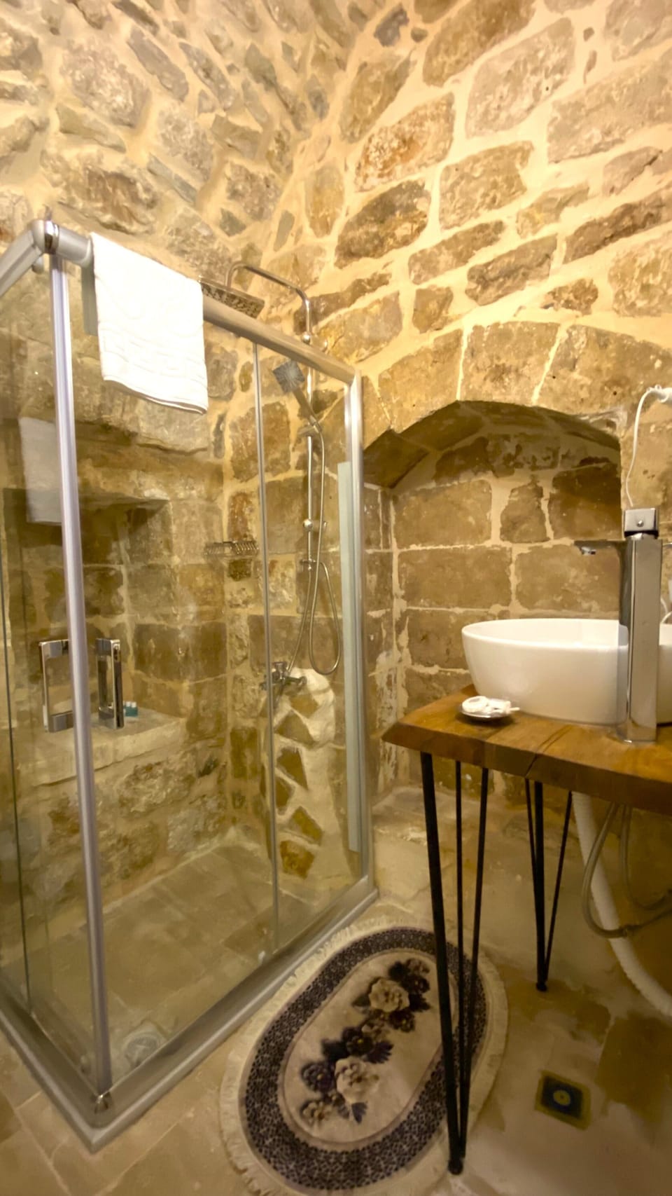 Deluxe Triple Room | Bathroom | Shower, free toiletries, hair dryer, bathrobes