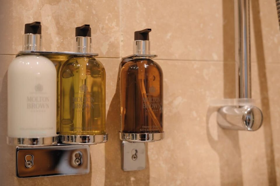 Woodland Room | Bathroom | Hair dryer, towels, soap, shampoo