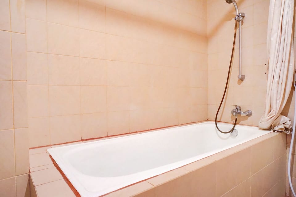 Standard Suite | Bathroom | Shower, rainfall showerhead, free toiletries, towels