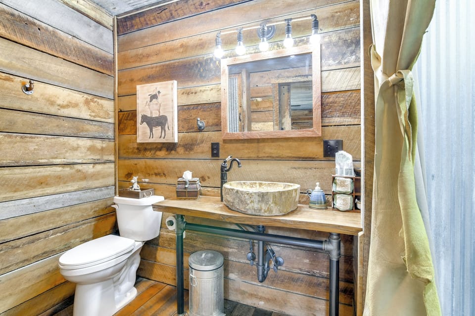 1/2-mi to Lake: Cabin on 43 Acres in Shell Knob! Cottage in Shell Knob