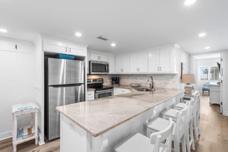 Kitchen / Breakfast Bar