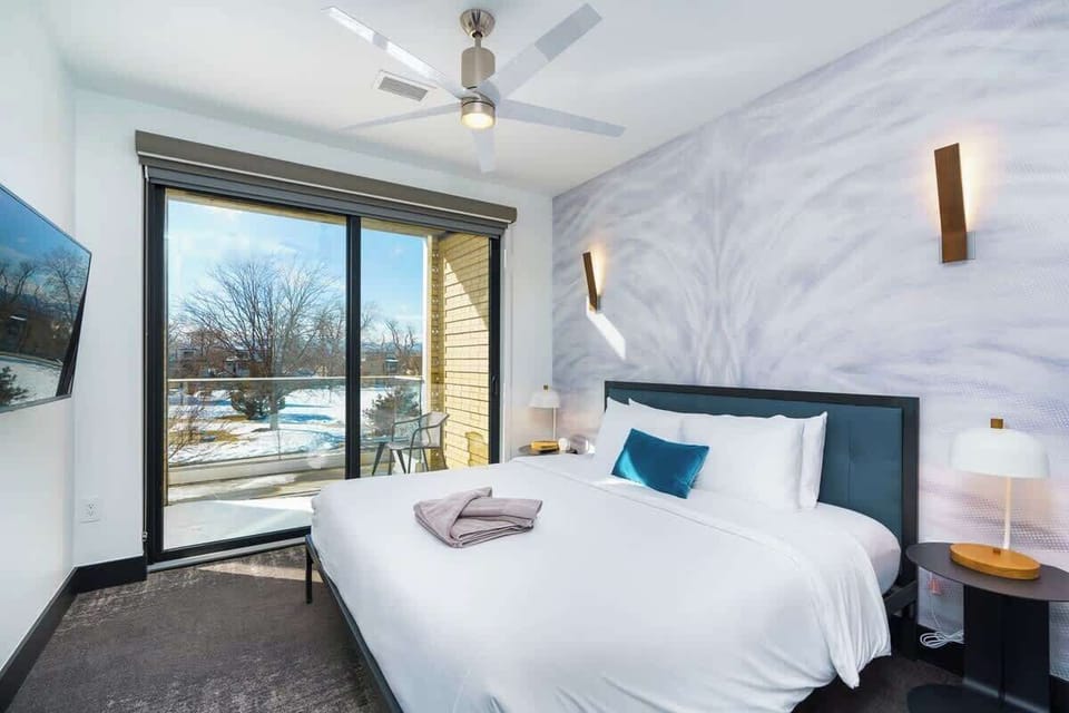 Master Bedroom w/ King Casper Mattress * Pillows