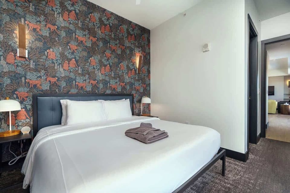 Bedroom w/ King Casper Mattress