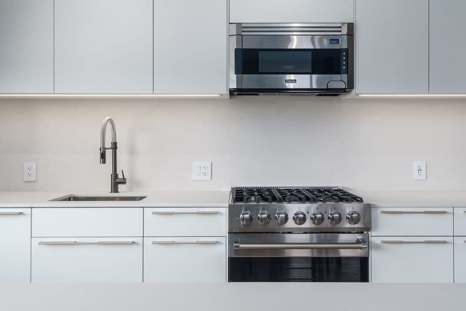 Kitchen w/ Viking Appliances
