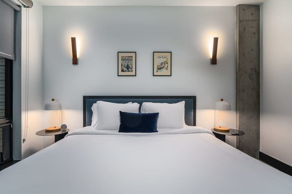King Casper Mattress & Pillows