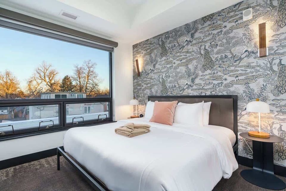 Beautiful Bedroom w/ Casper Mattress & Pillows