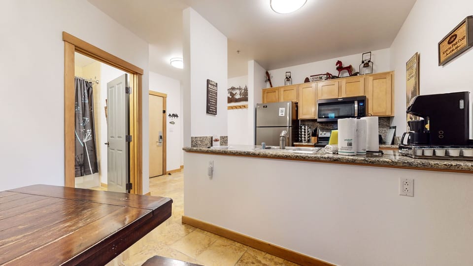 Condo, 2 Bedrooms | Private kitchen | Fridge, oven, coffee/tea maker, toaster