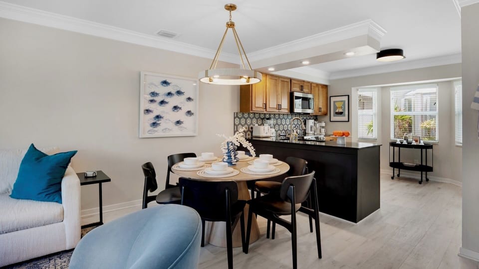 Indoor dining for six...
