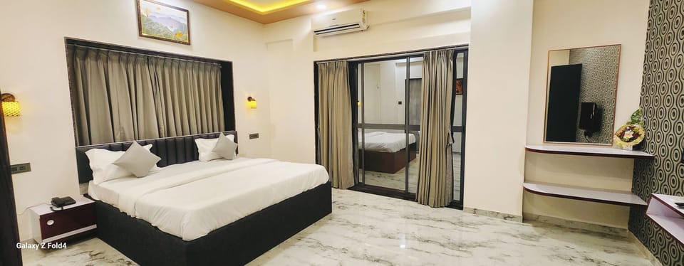 Deluxe Suite, City View | Soundproofing, iron/ironing board, WiFi (free)