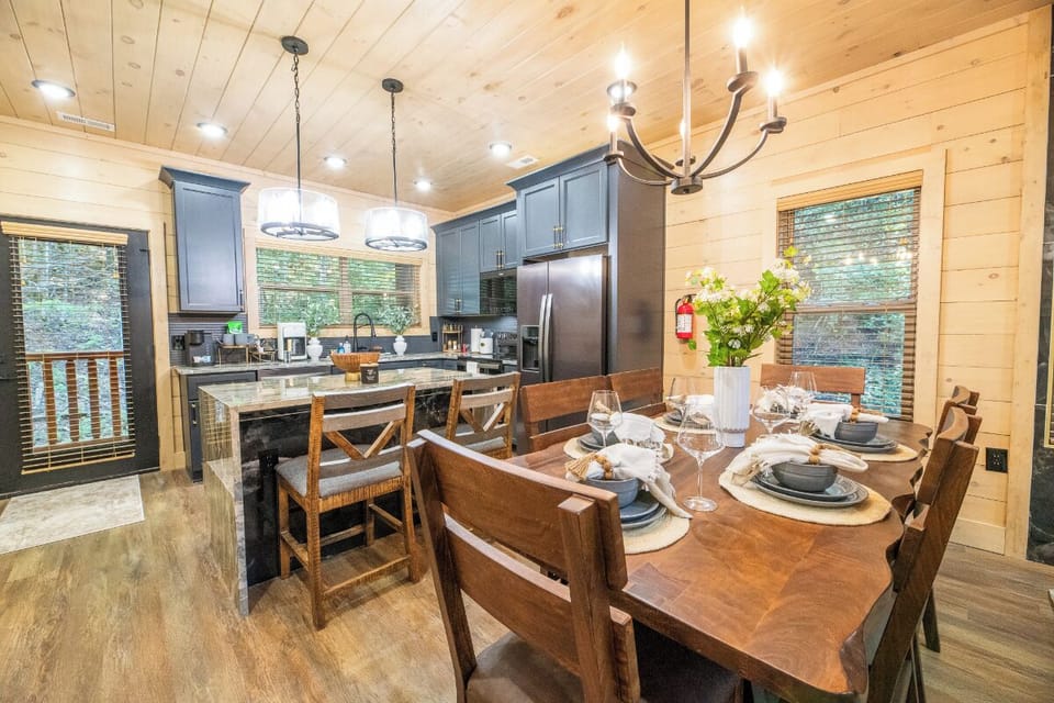 Valley Cove's kitchen and dining area