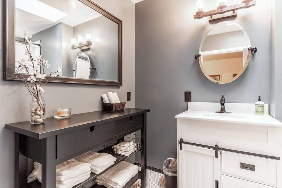 Bathroom #2 w/ shower/tub combo.