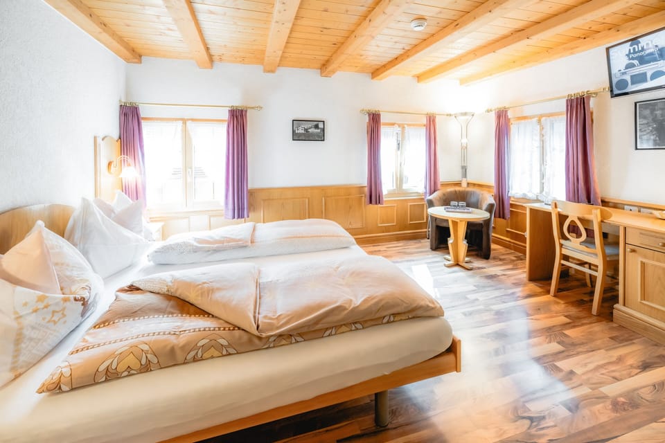 In-room safe, free WiFi, alarm clocks