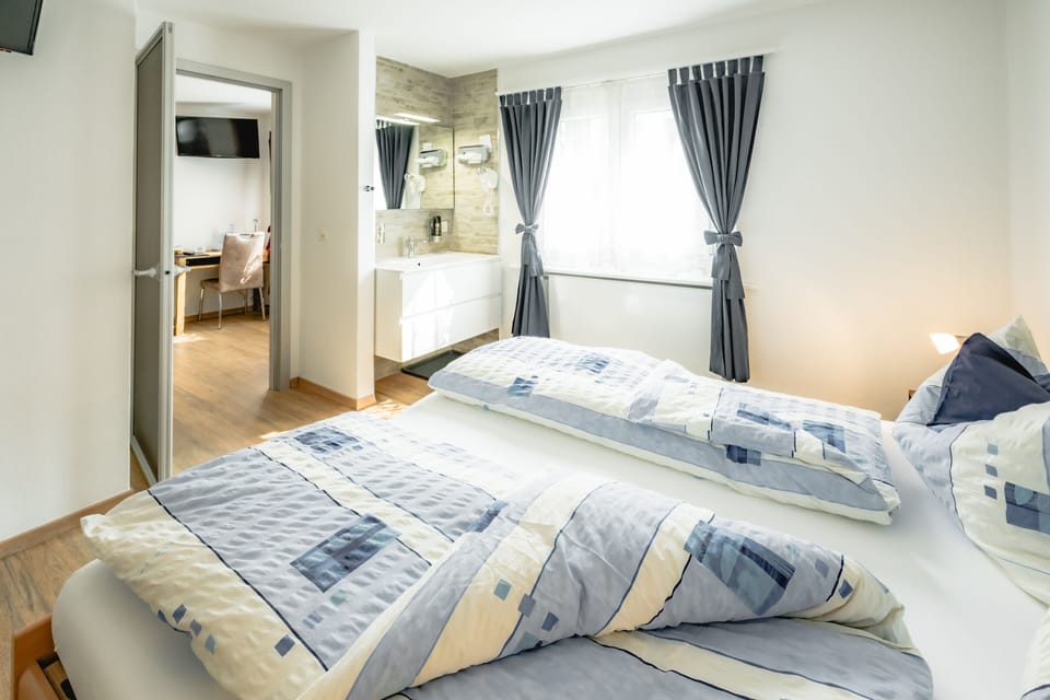 In-room safe, free WiFi, alarm clocks