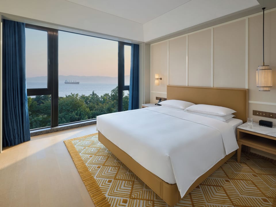 Premier Suite, 1 King Bed | Premium bedding, down comforters, pillowtop beds, minibar