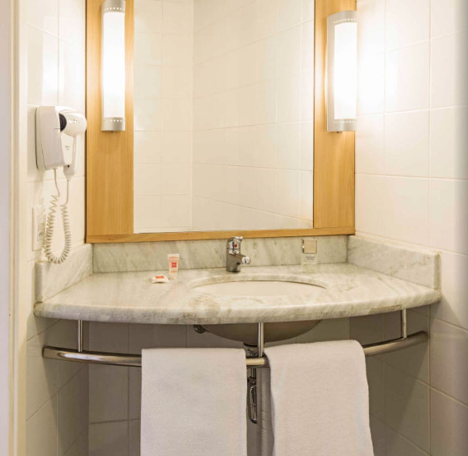 Shower, eco-friendly toiletries, hair dryer, towels