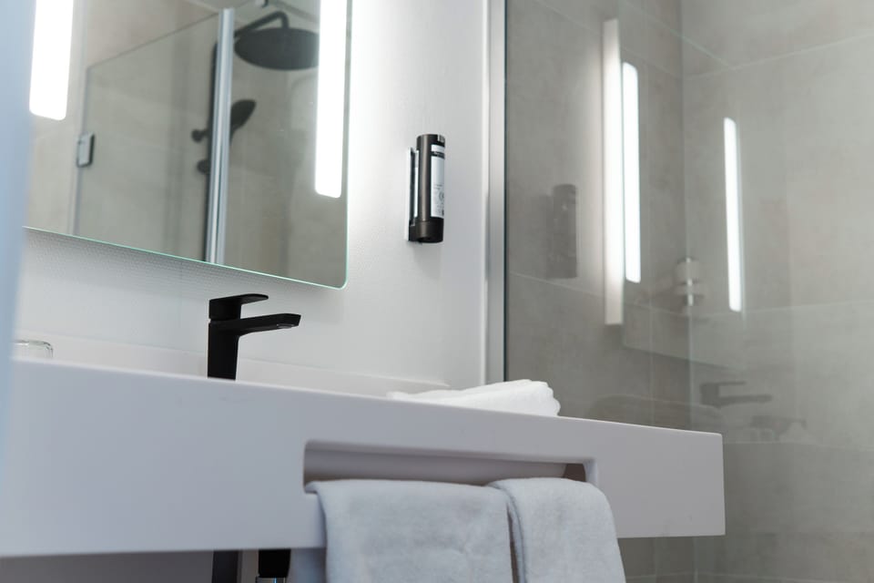 Superior Double Room | Bathroom | Combined shower/tub, eco-friendly toiletries, hair dryer, towels