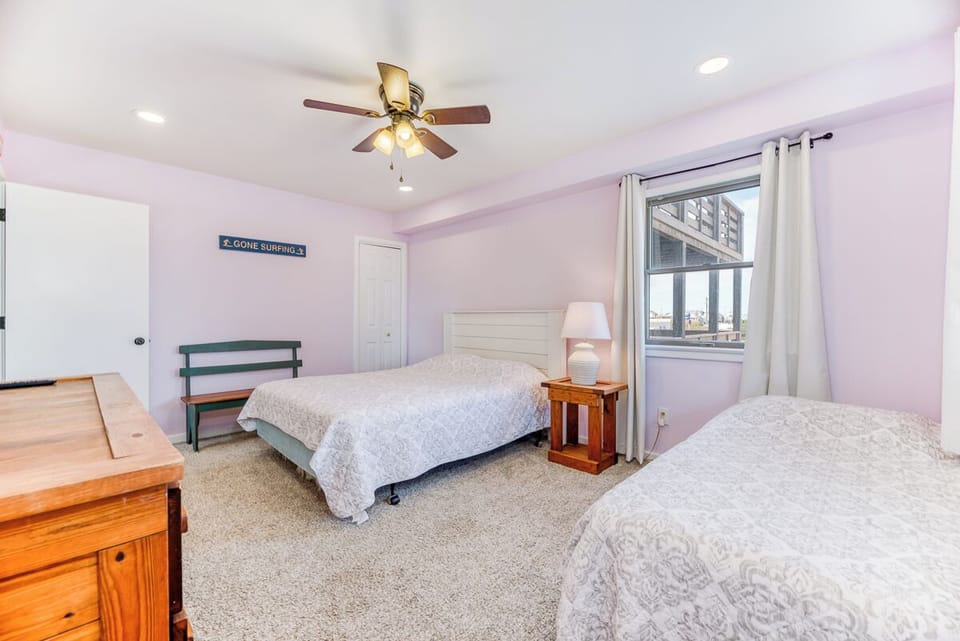 Mid Level Queen and Twin Bedroom