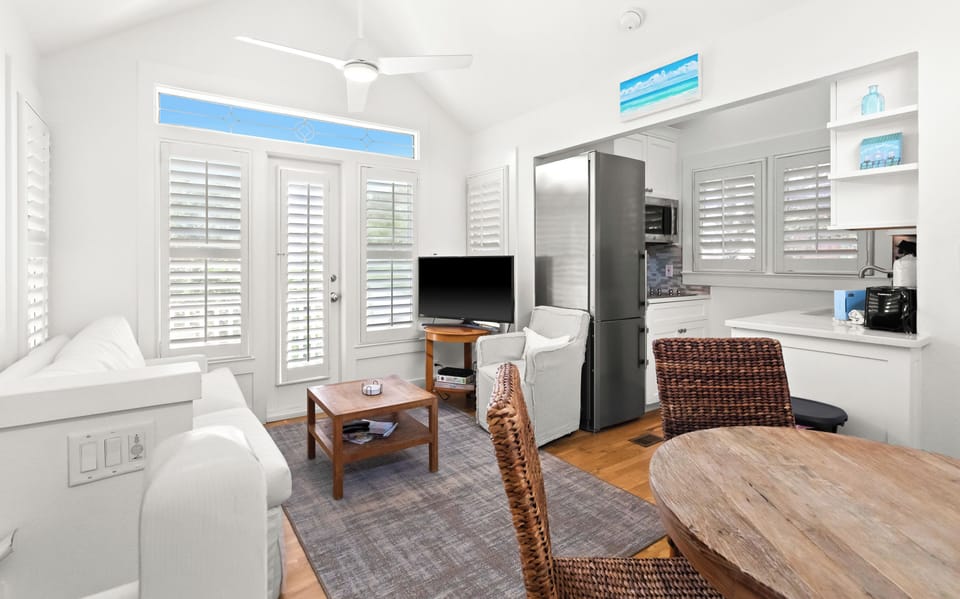 Incredible Carriage House with FULL KITCHEN