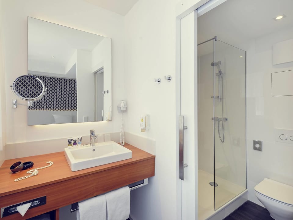 Standard Room, 1 Queen Bed, Ground Floor | Pillowtop beds, free minibar items, in-room safe, desk