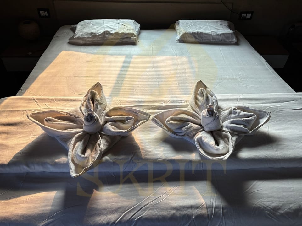 Traditional Double Room, 1 King Bed | Desk, bed sheets