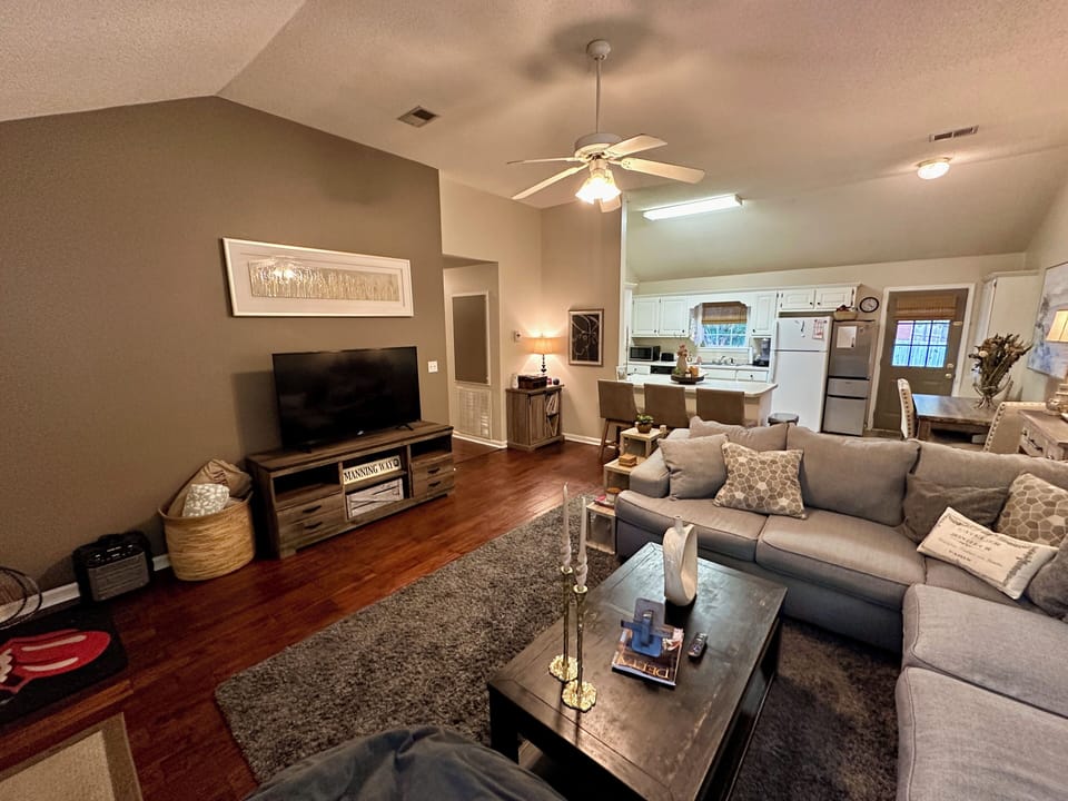 living area/ open floor plan