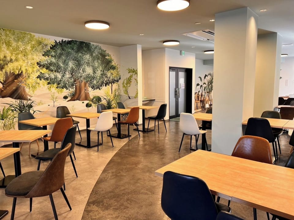 [Main building] Dining area: You will be greeted by the paintings of picture book author [Mizuki Kanda]