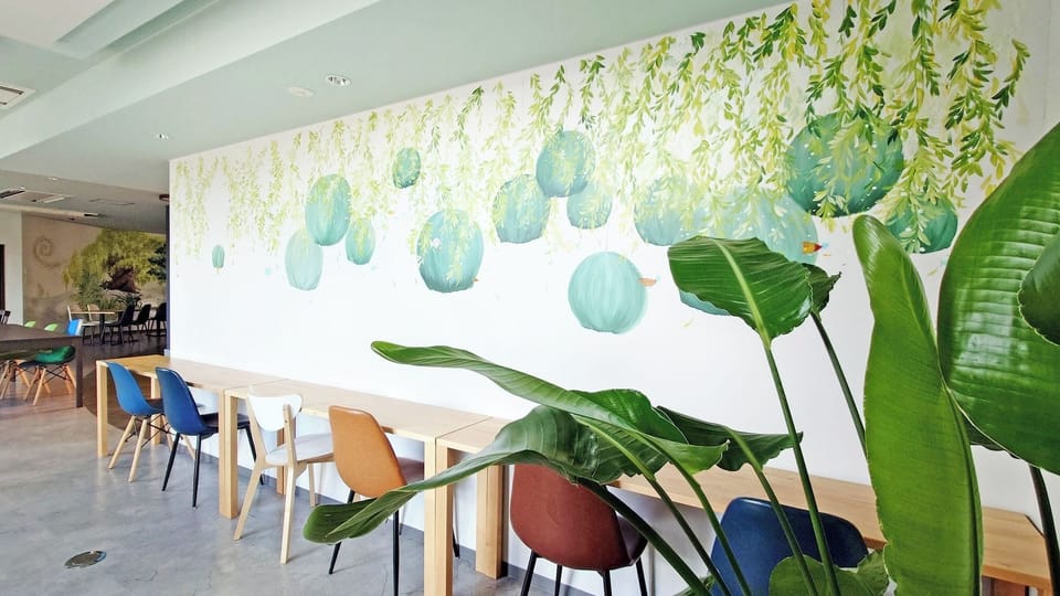 [Main building] Dining area: You will be greeted by the paintings of picture book author [Mizuki Kanda]